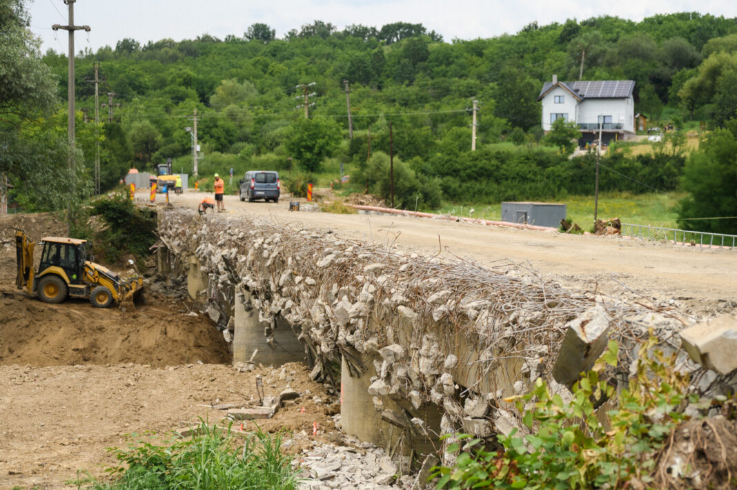 Consiliul Județean Maramureș accelerează lucrările pe DJ 182B și amenajează o traversare provizorie peste râul Lăpuș, între Cătălina și Mocira