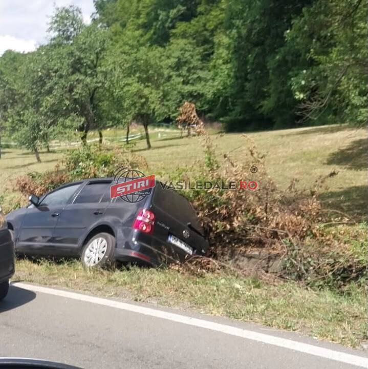 ACCIDENT LA GROȘI: O mașină a ieșit de pe carosabil, un pasager a ajuns la spital – foto