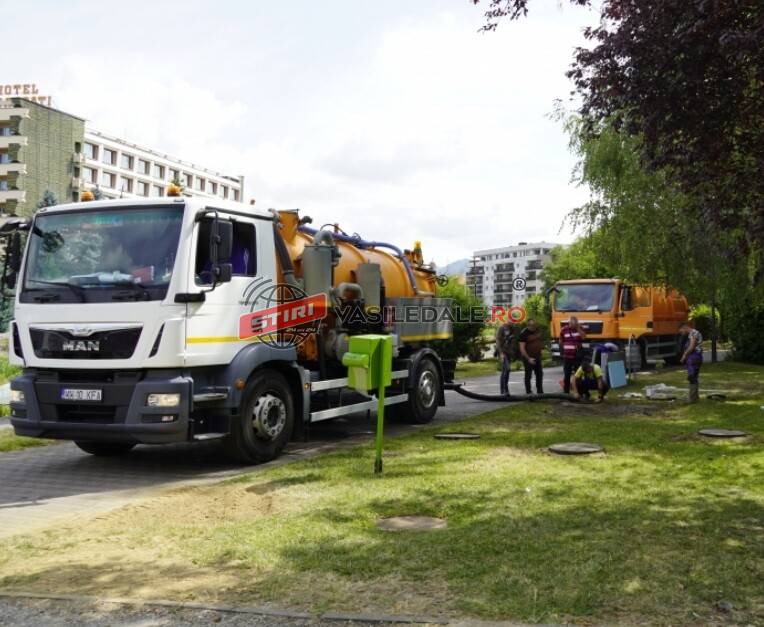 BAIA MARE: Remedierea avariei la conducta Dn 800 mm din Parcul Dacia