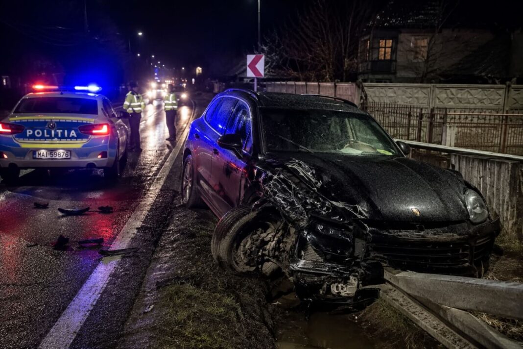 AU UITAT CA ”AFARĂ” respectă legea! 107 km/h în localitate – Băut, a fugit de poliție și și-a spart Porsche Cayenne-ul în Câmpulung la Tisa (EXCLUSIV)