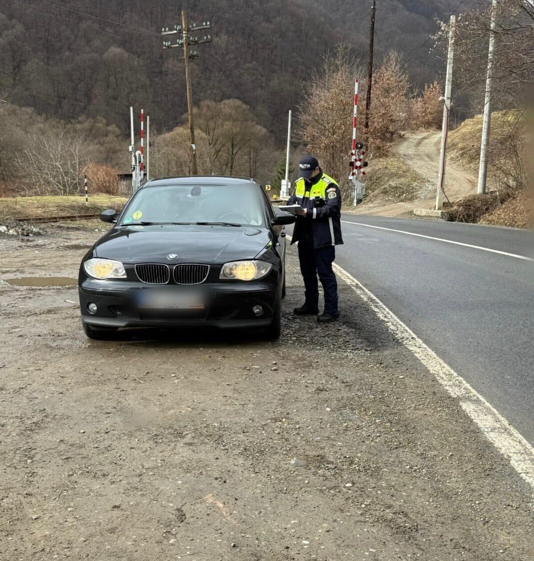 Controale la trecerile peste calea ferată, amenzi de peste 8.000 de lei și două permise de conducere reținute