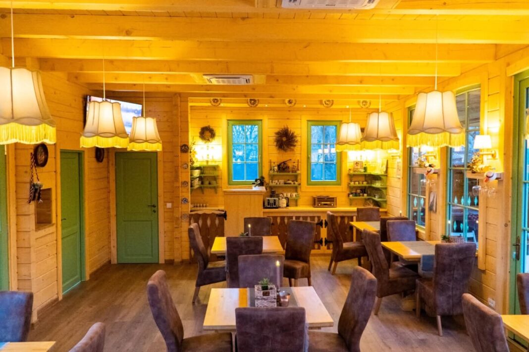 A schimbat laptopul pe pieptar și a deschis unul dintre cele mai autentice restaurante din Maramureș. Povestea lui Ionuț Șimon și a restaurantului „La Ion” din Vișeu de Mijloc