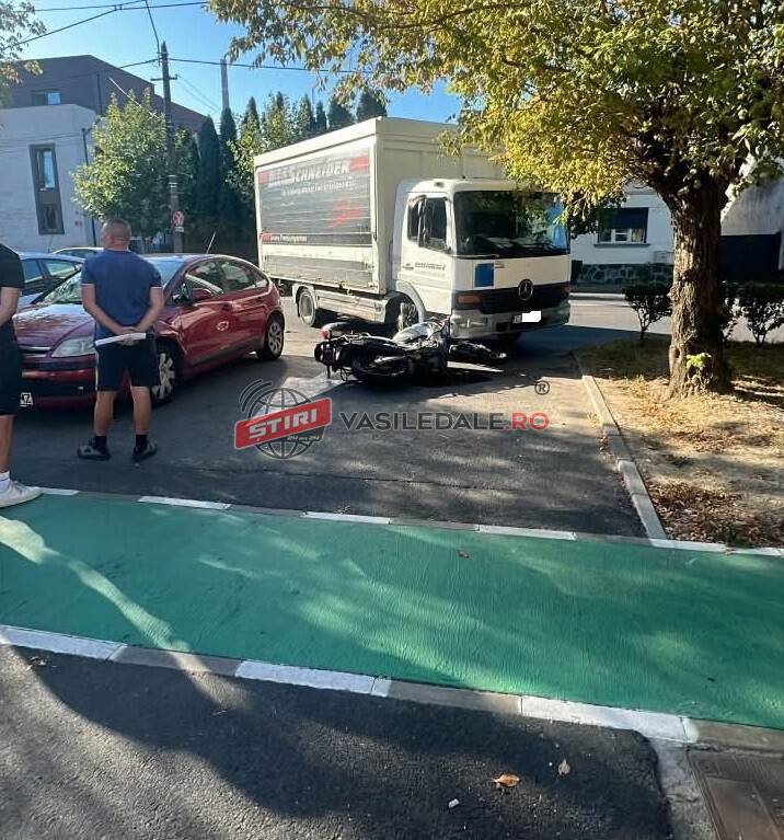 ACCIDENT – Motociclist lovit de un camion în apropiere de ISU Maramureș