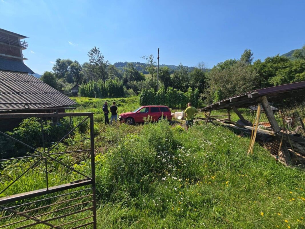 A ajuns cu mașina într-o grădină între Repedea și Poienile de Sub Munte. Nu avea permis și era beat criță (galerie foto)