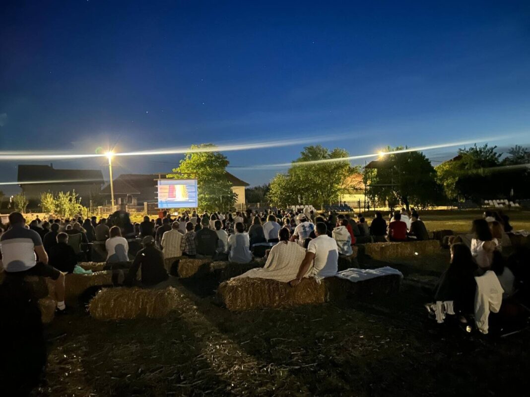 Seară de film în aer liber la Mireșu Mare. Familii și copii s-au bucurat împreună de filmul „David”