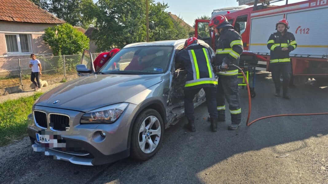Accident rutier în localitatea Ciuperceni, două persoane transportate la UPU Satu Mare (foto)