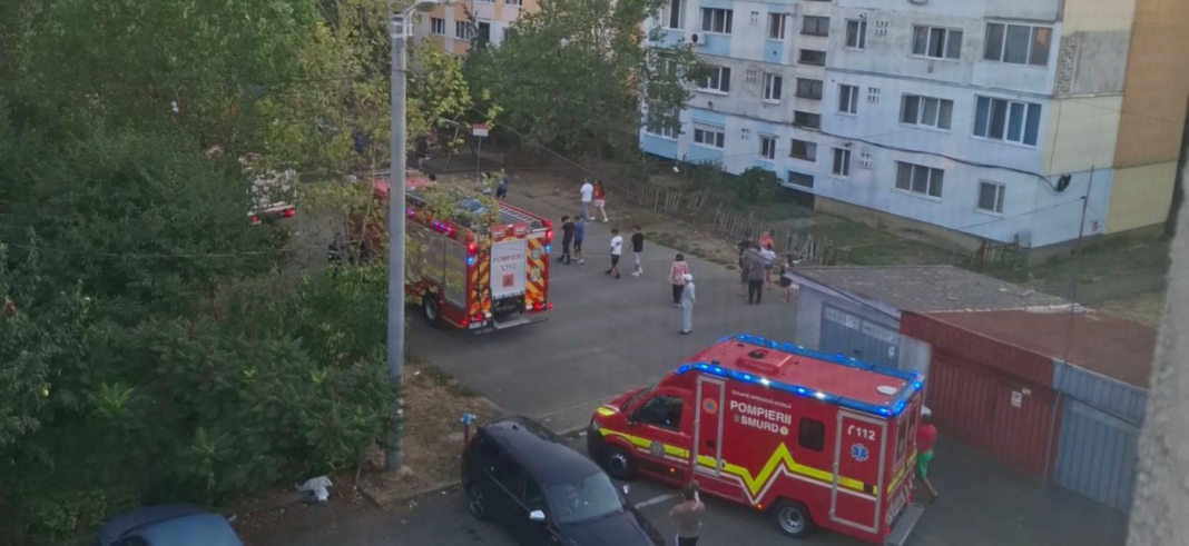 MISIUNE INCREDIBILĂ – Copil de 2 ani salvat de pe pervarzul unui geam situat la etajul 1 al unui bloc de pe strada Cuza Vodă din Baia Mare (foto)