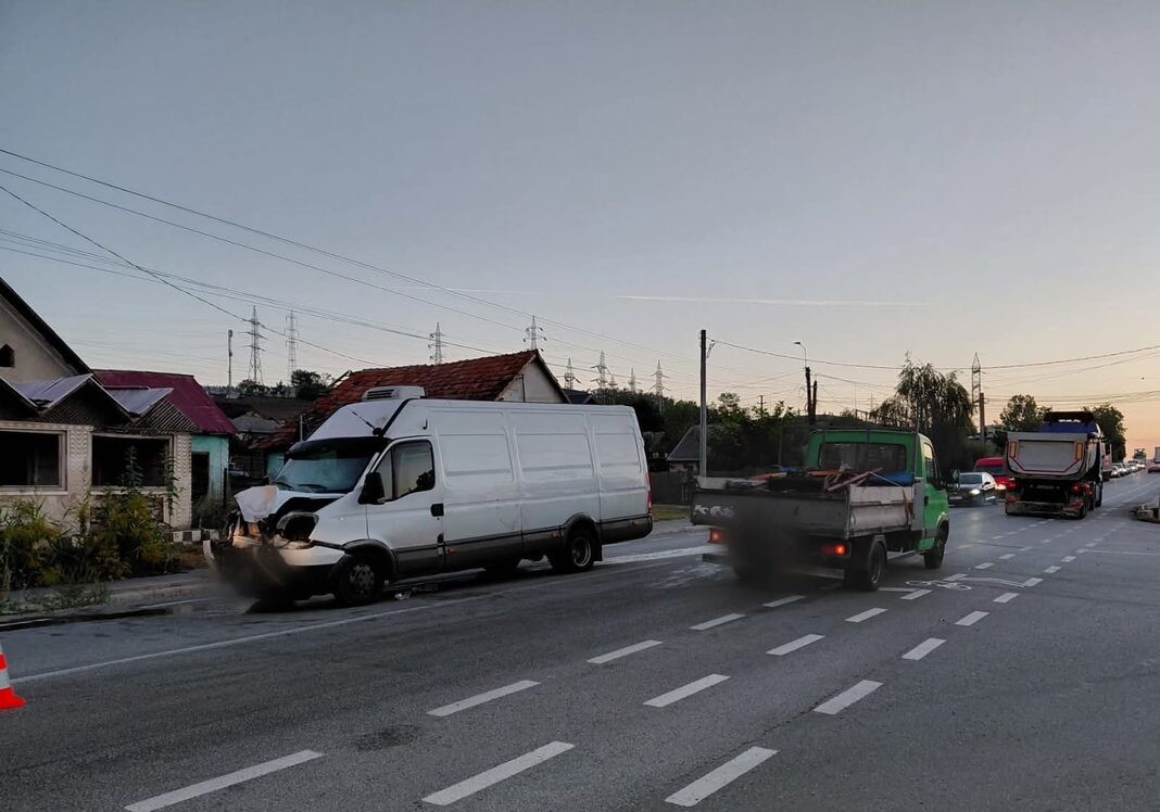 Impact între un autobuz și o autoutilitară condusă de un băimărean pe centura Dej-ului. Un pasager a primit ajutor medical (foto)