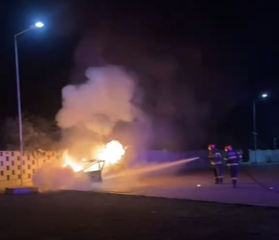 EXCLUSIV: O mașină a luat foc în timp ce alimenta într-o benzinărie din Hideaga! Angajații au împins-o de la pompă! (VIDEO)