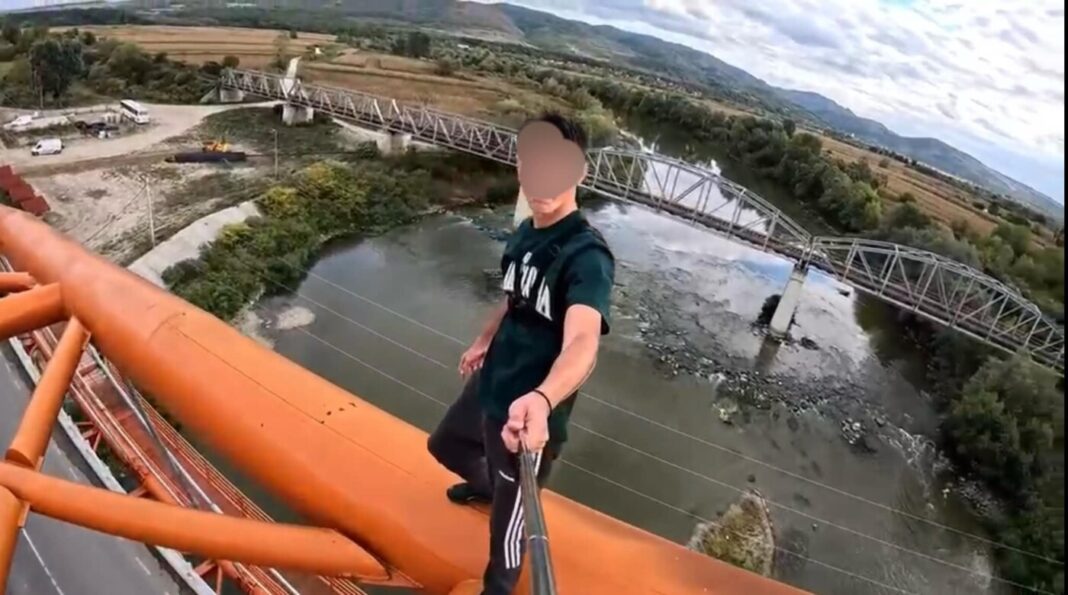 Gest periculos repetat la Ulmeni. După ce s-a atârnat de pod, trei zile mai târziu a urcat în vârful structurii (VIDEO)