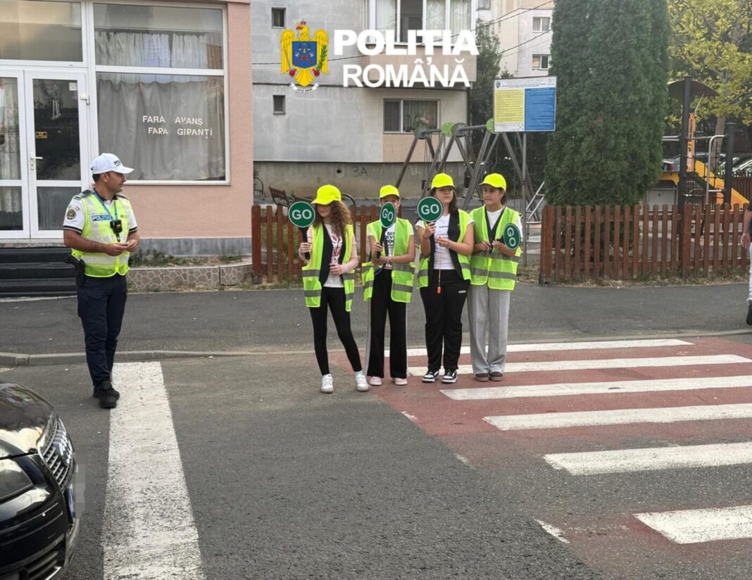 AU DAT STARTUL SIGURANȚEI ELEVII ÎM FAȚA ȘCOLII GIMNAZIALE „DIMITRIE CANTEMIR” DIN BAIA MARE