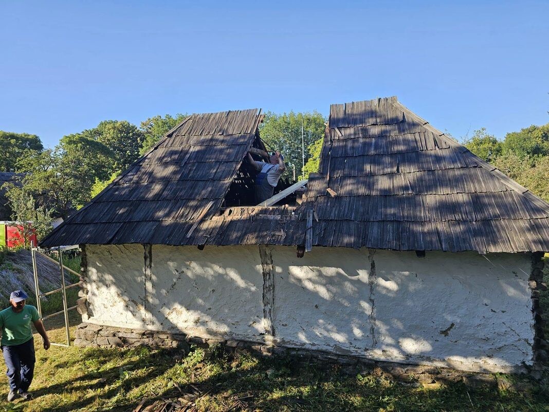 Un nou obiectiv de arhitectură vernaculară din ”Satul de pe Dealul Florilor” este restaurat (foto)