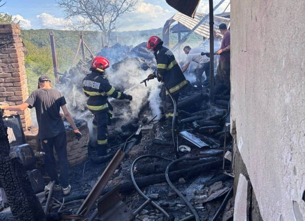 Incendiu la o gospodărie din Dealul Corbului: Pompierii voluntari au venit în sprijinul colegilor de la ISU Maramureș