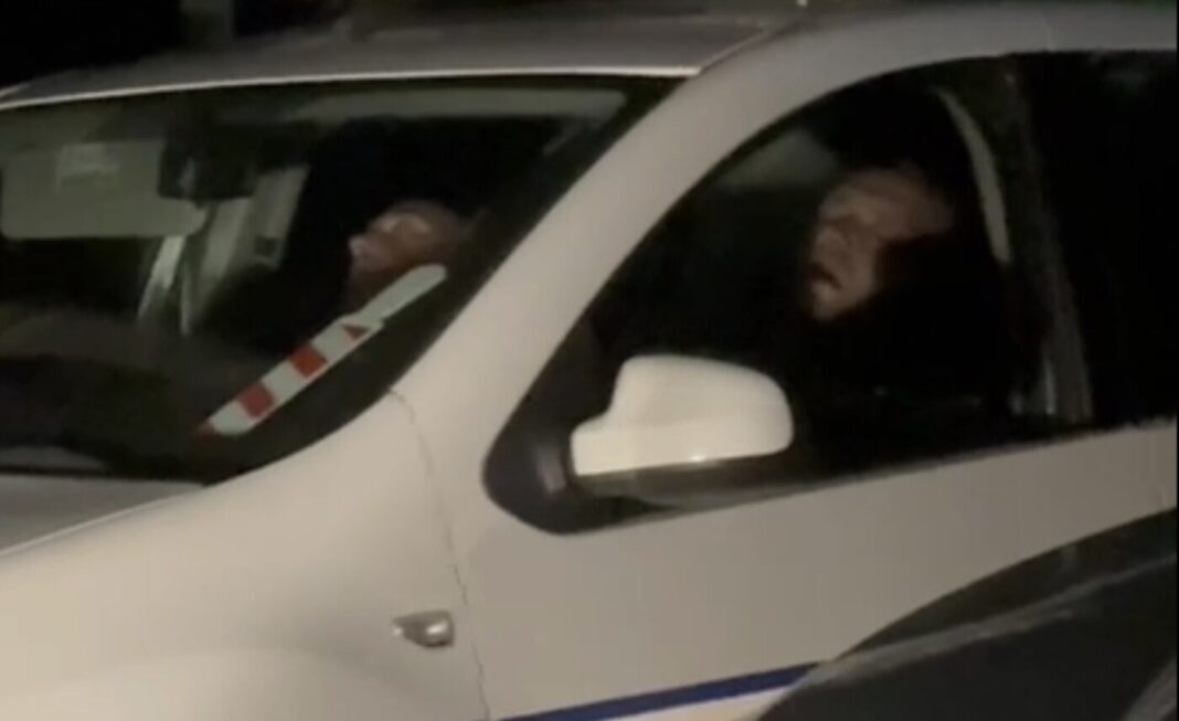 Polițiști filmați într-o autospecială, la ora 4:13, pe o stradă din Baia Sprie. IPJ Maramureș a dispus verificări – video