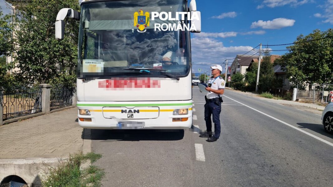 EXCLUSIV VIDEO: Transportați ca sacii cu cartofi pe ruta Baia Mare – Iadăra. Poliția rutieră a intervenit