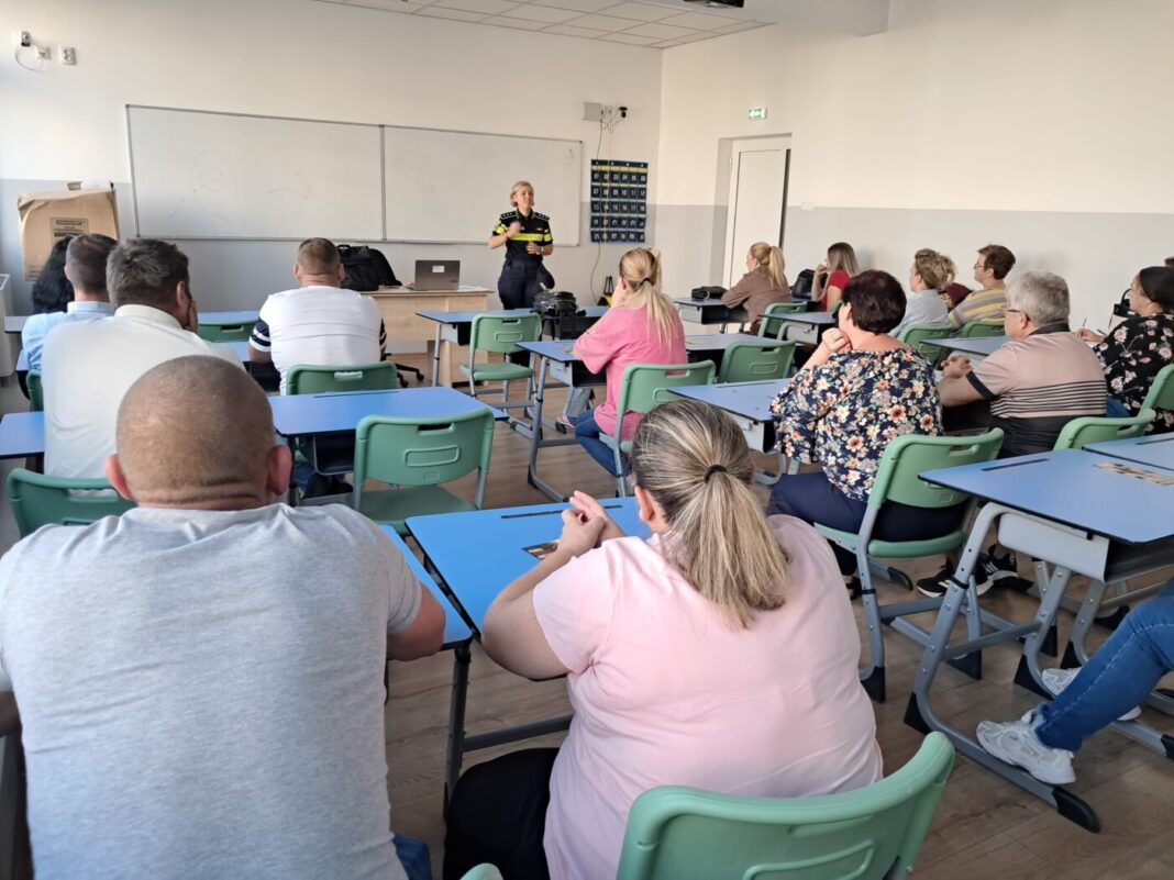 CAMPANIE PENTRU PREVENIREA VIOLENȚEI: Polițiștii de Siguranță Școlară, alături de părinții elevilor din Baia Mare.