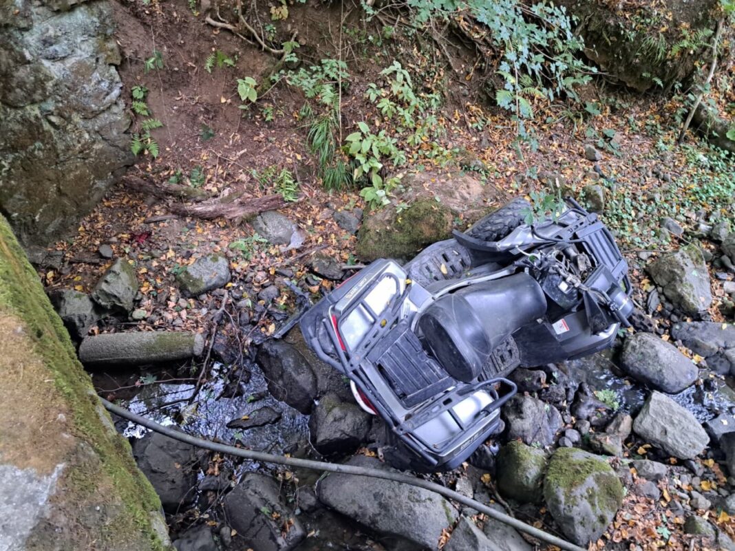 Accident în Valea Usturoiului: Un bărbat a ajuns la spital după ce s-a răsturnat cu ATV-ul într-o râpă