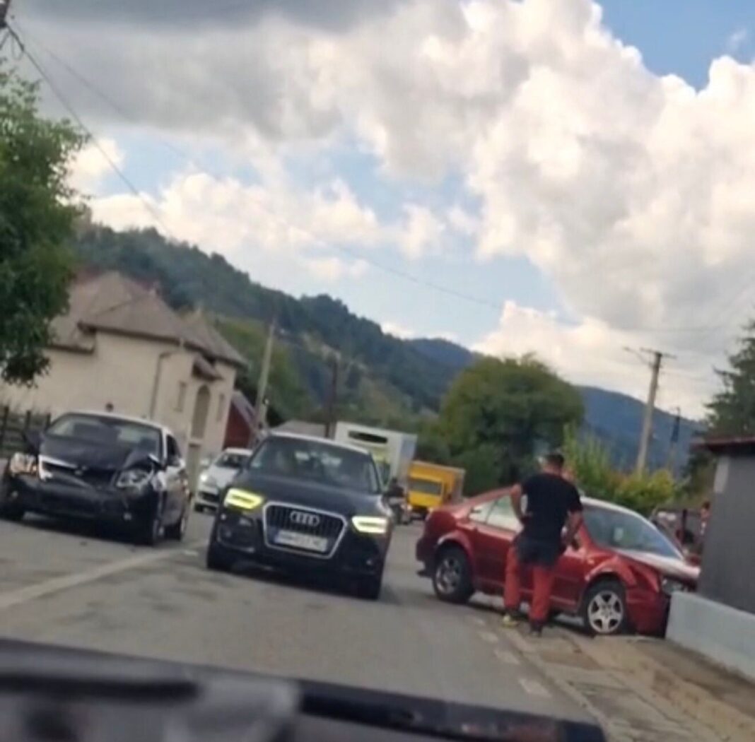 ÎN TRAFIC: Neatenția în trafic a dus la un accident, la Moisei. Bărbat băut, prins la volan în Groși. Șofer agresiv, cercetat pentru refuzul recoltării probelor biologice, prins la volan cu permisul suspendat