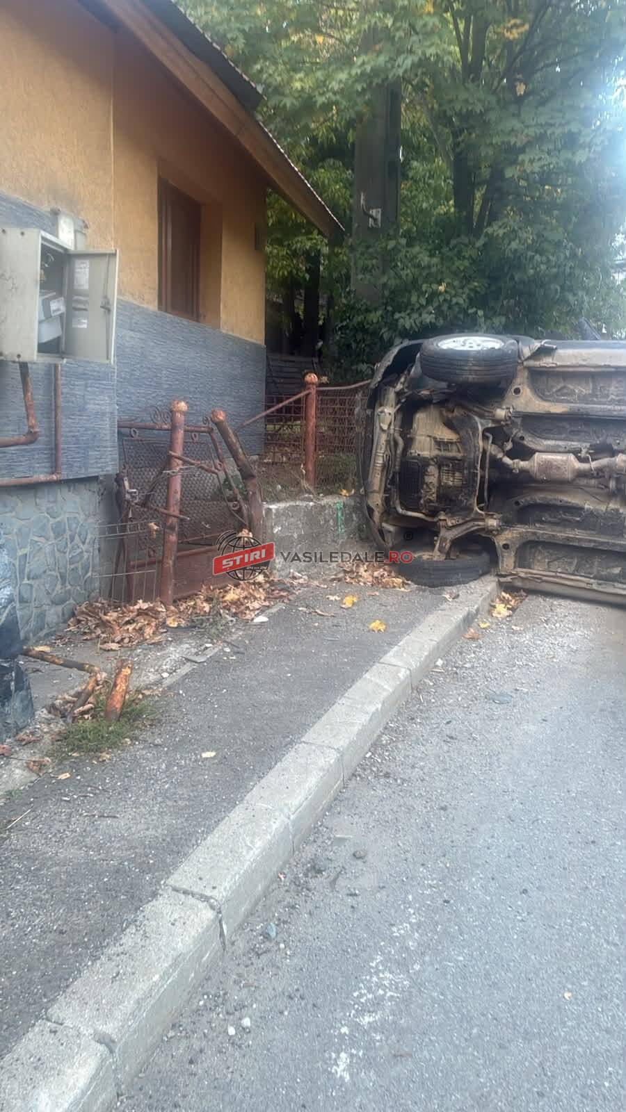 Beat criță la volan prin Cavnic! S-a răsturnat cu mașina și a distrus un branșament de gaz (foto)