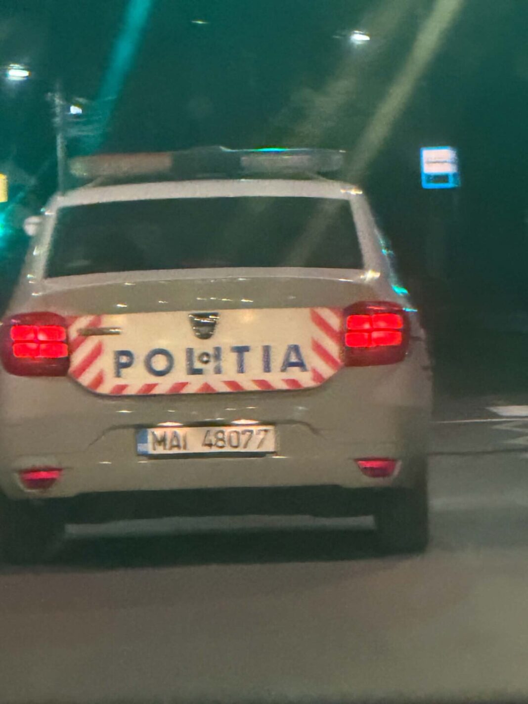 Polițiști filmați într-o autospecială, la ora 4:13, pe o stradă din Baia Sprie. IPJ Maramureș a dispus verificări – video