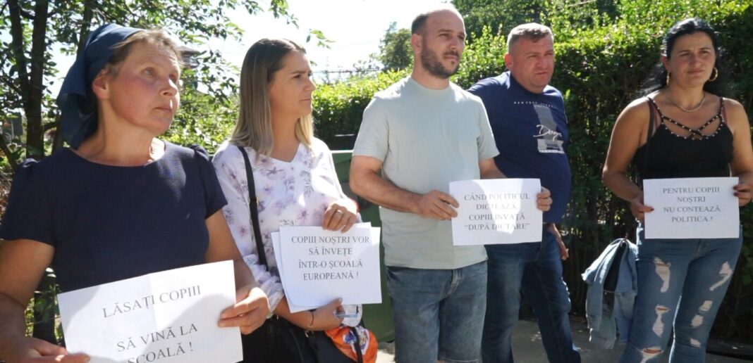 AU ÎNVINS SISTEMUL! Părinții copiilor din Ciocotiș au determinat ISJ Maramureș să revină asupra deciziei: vor fi aduși copii din Trestia pentru a rămâne cele două clase în școala recent reabilitată (VIDEO)