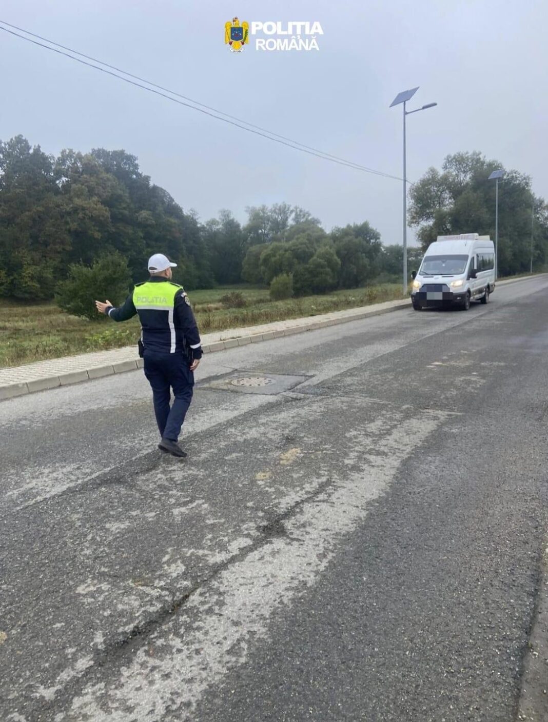 76 de autovehicule care transportă elevi, verificate de polițiști. 10 amenzi și un certificat de înmatriculare reținut