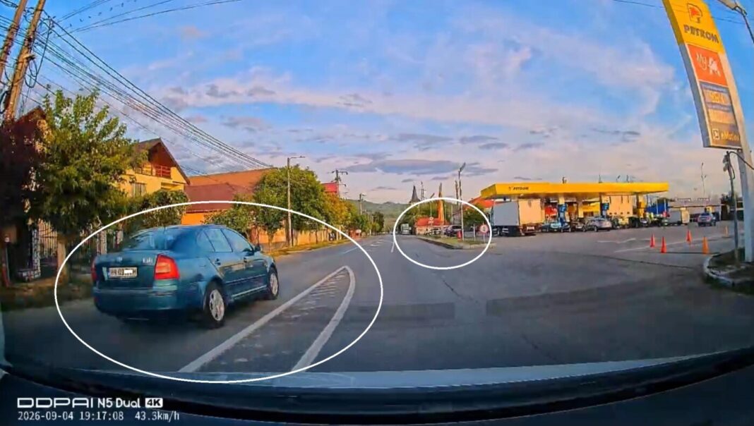 Șofer kamikaze sub ochii echipajului de poliție! Agenții au avut ”orbul găinii” și au continuat să butoneze tik-tokul (VIDEO cameră bord)