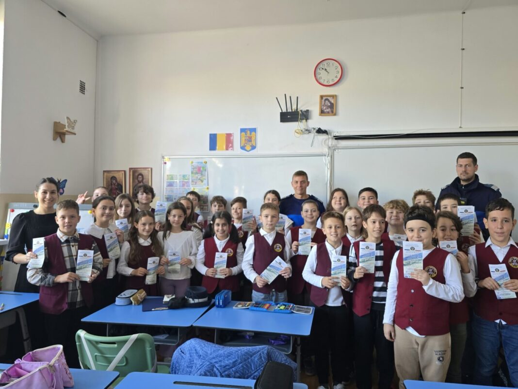 Peste 1300 de elevi au discutat cu jandarmii maramureșeni despre siguranță în Școala „Altfel”