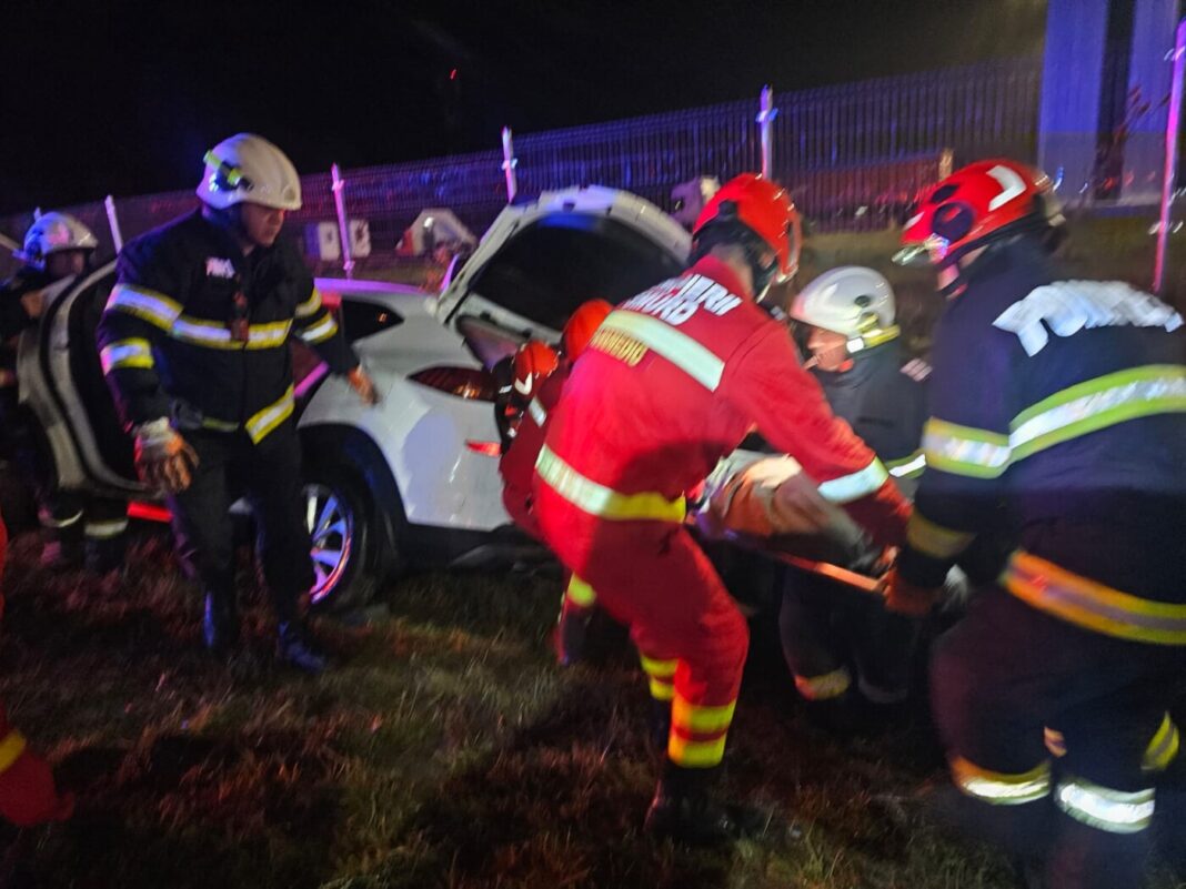 Intervenție pentru descarcerarea unei persoane în urma unui accident rutier – foto