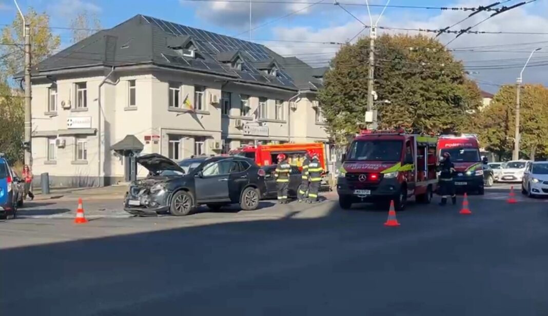Impact în intersecție: Trei mașini avariate, 5 adulți și doi copii investigați medical la fața locului (VIDEO)