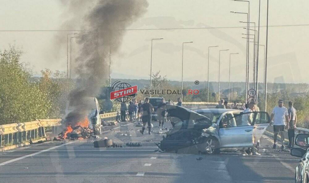 Accident MORTAL pe centura Sătmarului. Impact o motocicletă și două autotursme. Motocicleta a luat foc (foto/video)